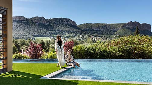 Artificial grass by Turfgrass for swimming pools - A brand of Beaulieu International Group